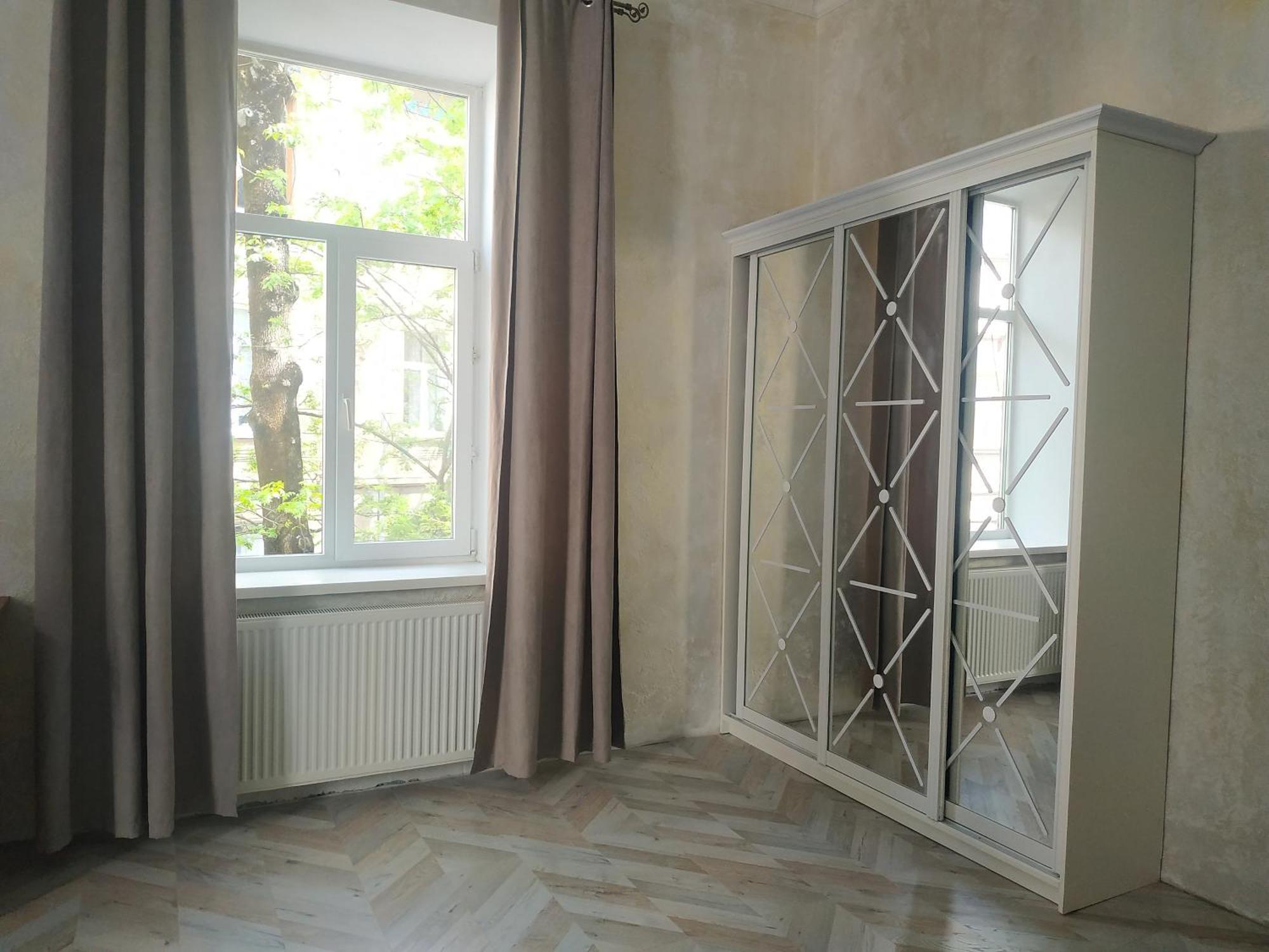 простора сонячна в центрі львова Daire *